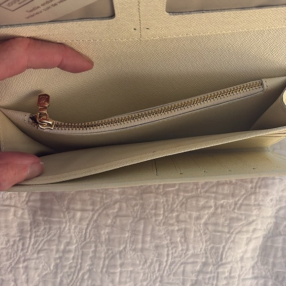 Cream Wallet - Picture 5 of 8